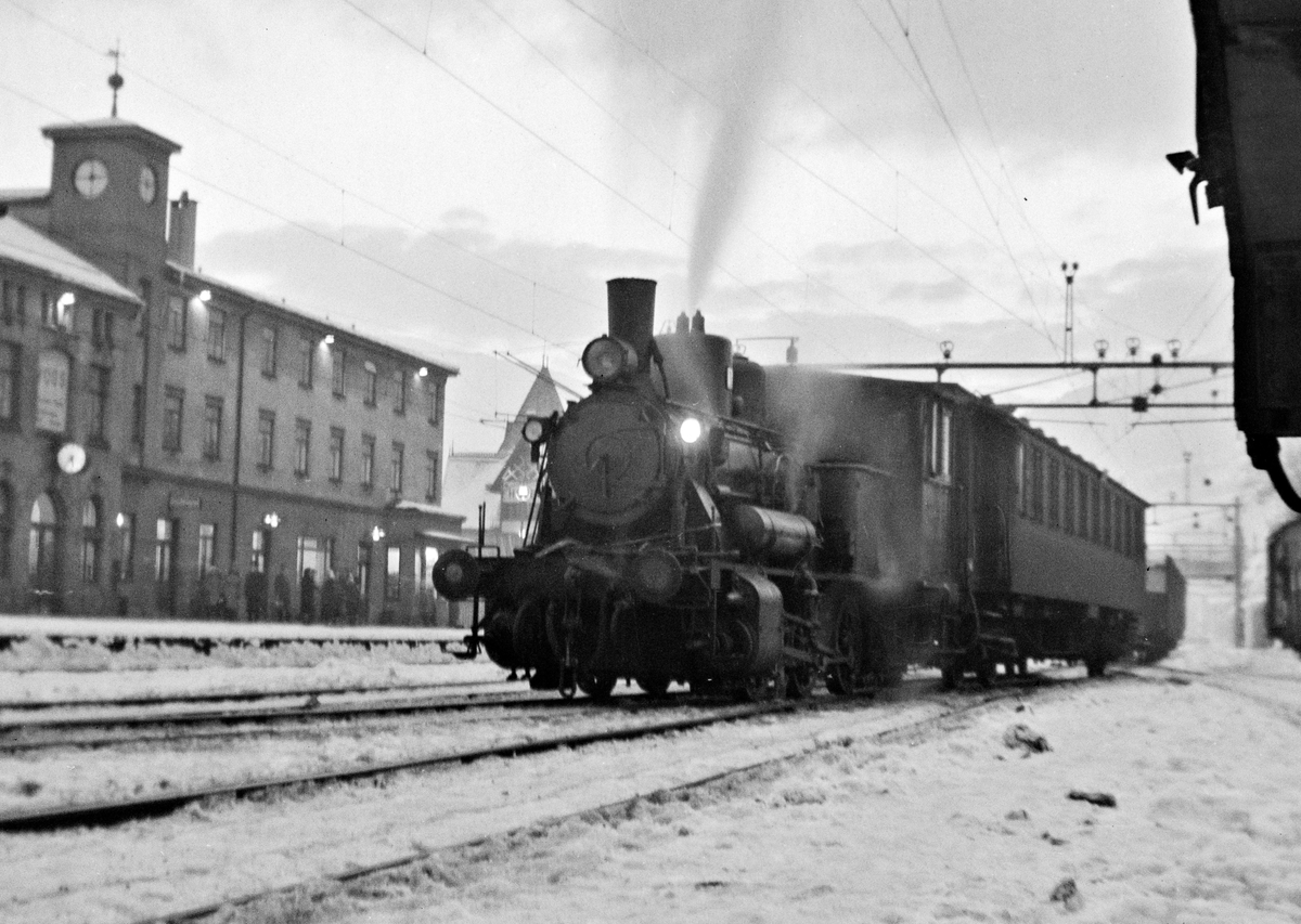 Damplokomotiv type 25d nr. 424 og en personvogn på Voss stasjon.