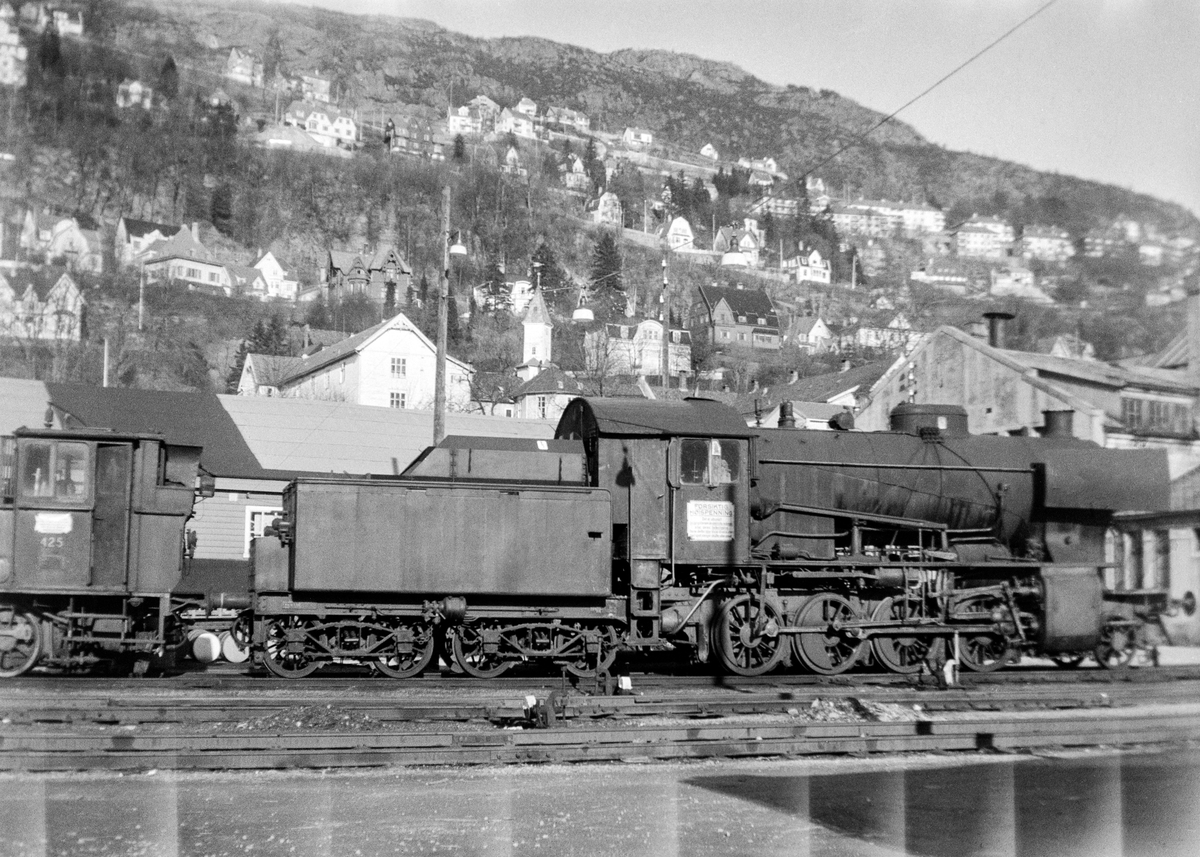 Utrangert damplokomotiv type 33a nr. 299 i Bergen. Til venstre damplokomotiv type 25d nr. 425.