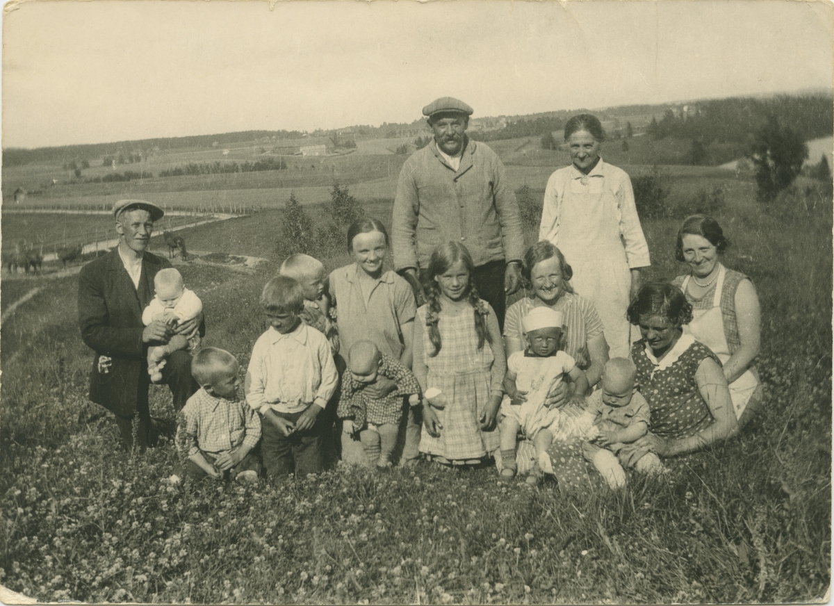 Gruppebilde sommeren 1932 på Gistihaugen i Gjerdrum