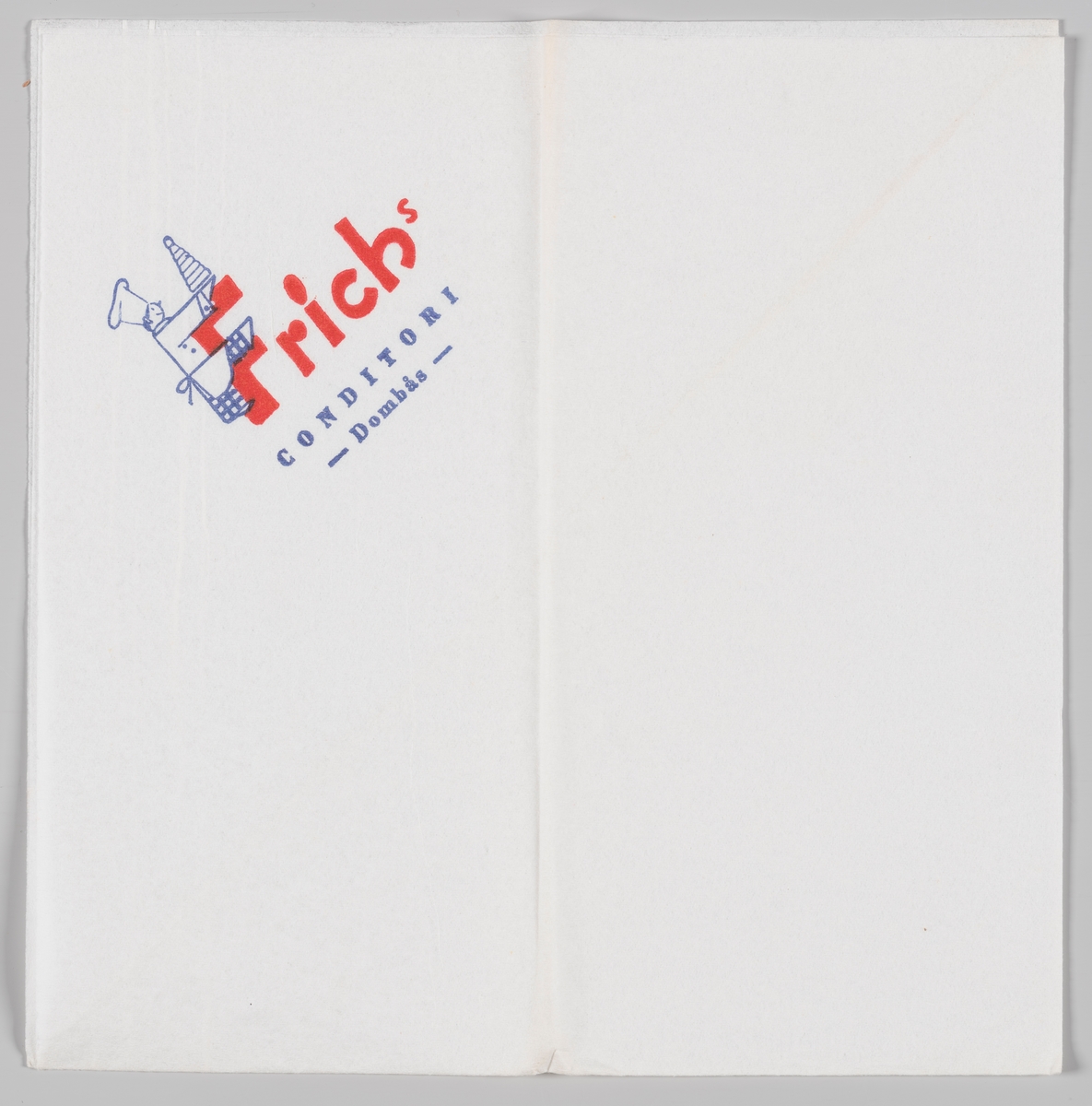 En baker med en kransekake som krabber opp på bokstaven F i reklameteksten for Frich`s Conditori på Dombås.