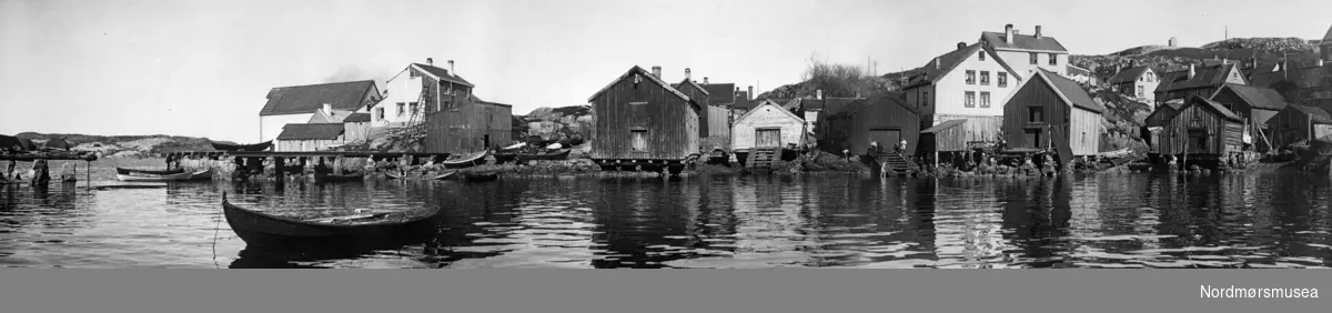 Kombinasjonsfoto fra Hønebukta på Innlandet i Kristiansund 1909. De tre fotografiene som tilsammen utgjør dette er alle fotografert av Ole Ranheimsæter. Bildet er bearbeidet og kombinert av Heine Schølberg. Fra Nordmøre museums fotosamlinger.