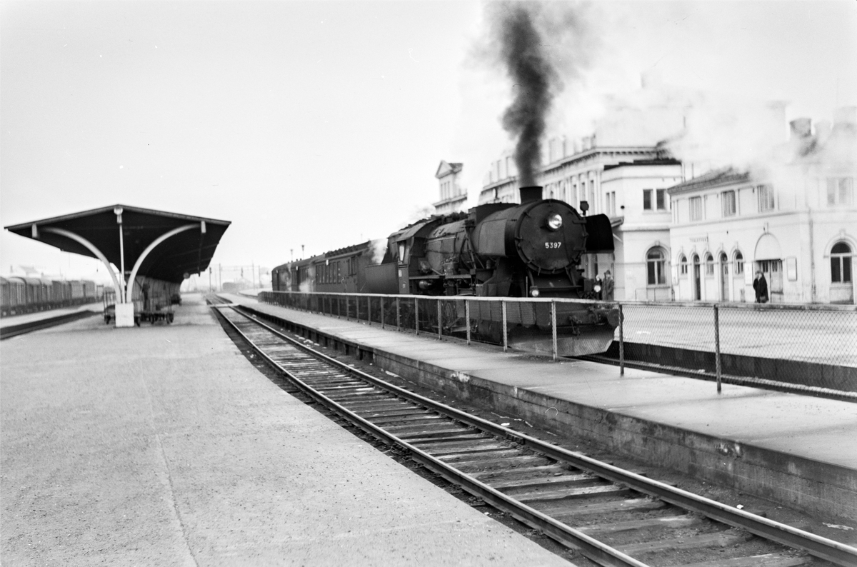 Forstadstog nr. 1726 fra Trondheim til Støren før avgang fra Trondheim stasjon. Toget stoppet på alle stasjoner og holdeplasser og brukte 1 1/2 time til Støren. Toget trekkes av damplokomotiv type 63a nr. 5397.