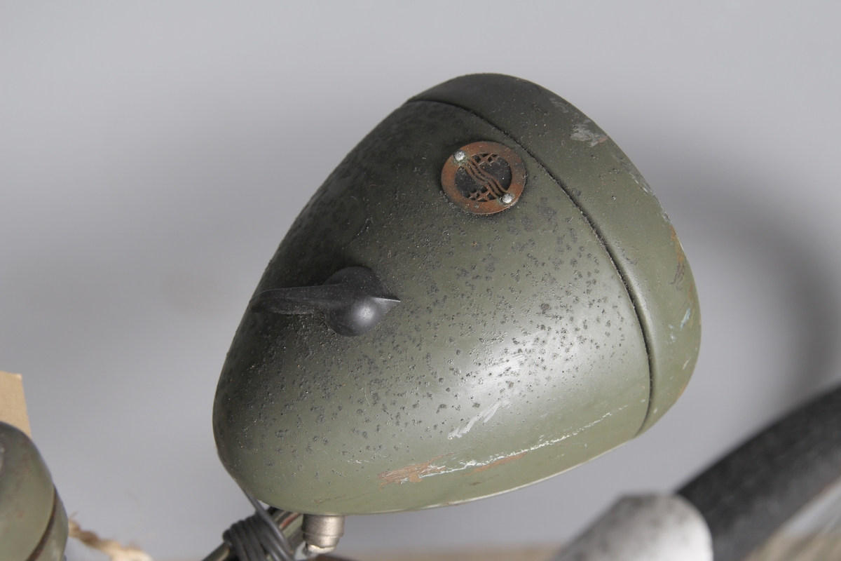 Militærgrønn herresykkel med brune og beige detaljer.