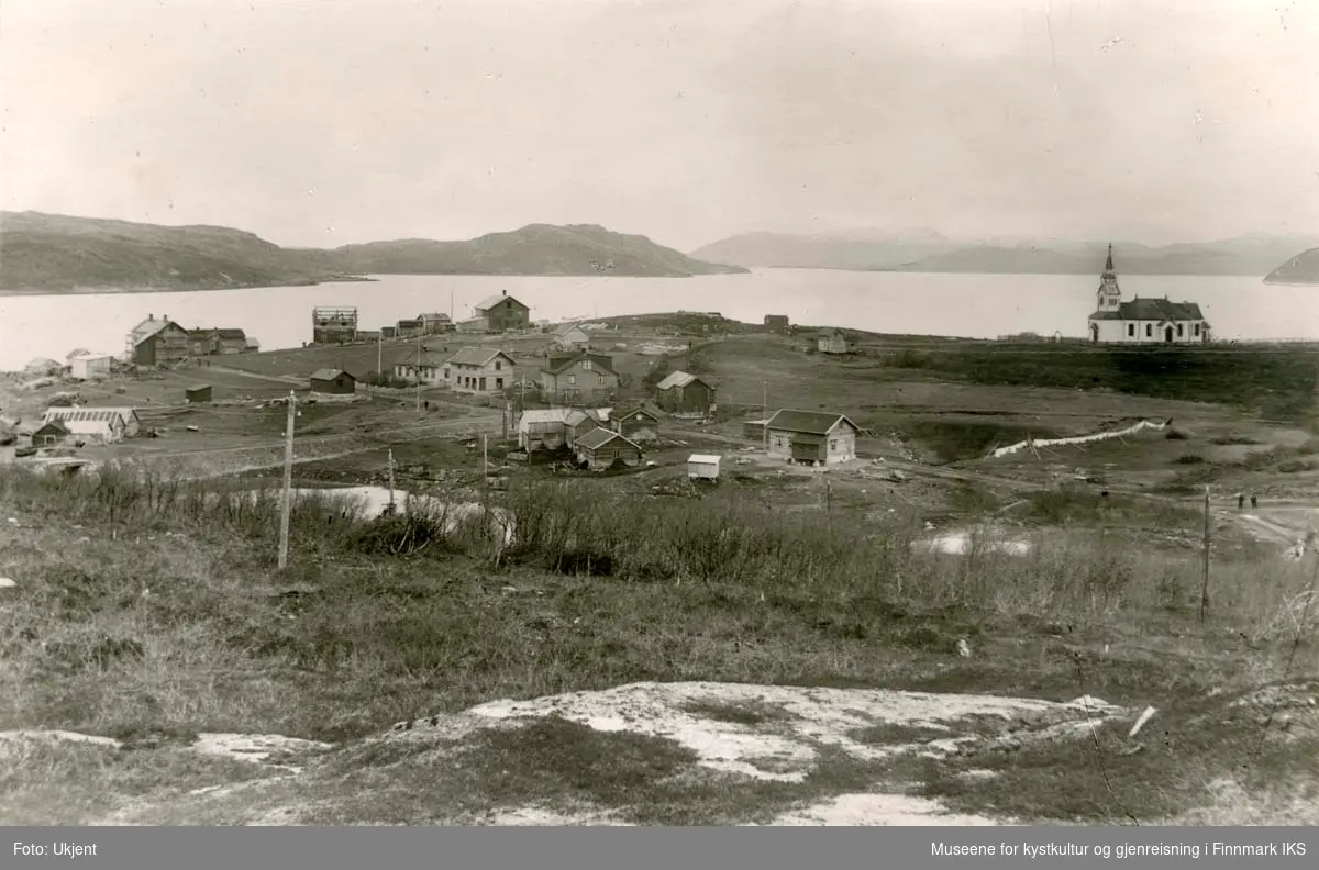 Kirkenes - bebyggelse, med kirken til høyre i bakgrunnen, mot Varangerfjorden, 1906.