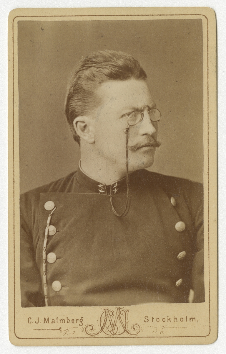 Porträtt av Axel Härdelin, löjtnant vid Hälsinge regemente I 14.
Se även bild AMA.0007611.