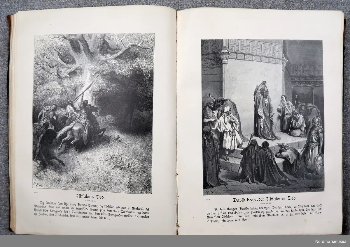 Stor bok med 230 bilder fra bibelhistoria.
Boka har skinnrygg og svart, stiv perm.