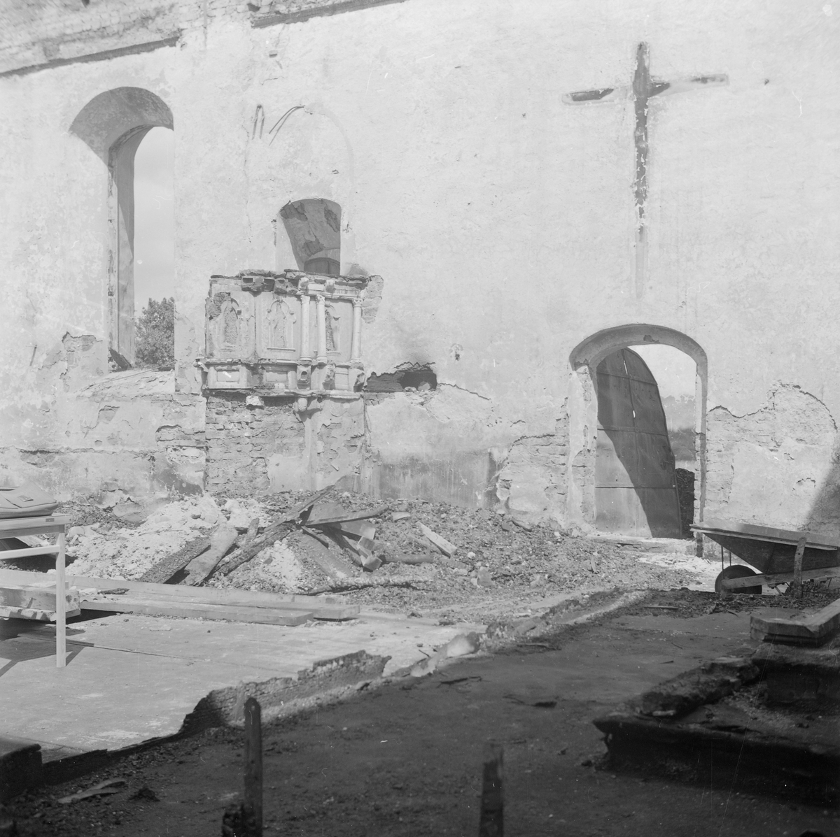 Den  21 juni 1961 var katastrofen framme i Vist. Församlingens kyrka stod under renovering och något gick galet. En takarbetare såg svag rökutveckling vid middagstiden. Kort därefter var hela byggnaden övertänd. Av kyrkans rika inventarierna kunde mycket lite räddas.