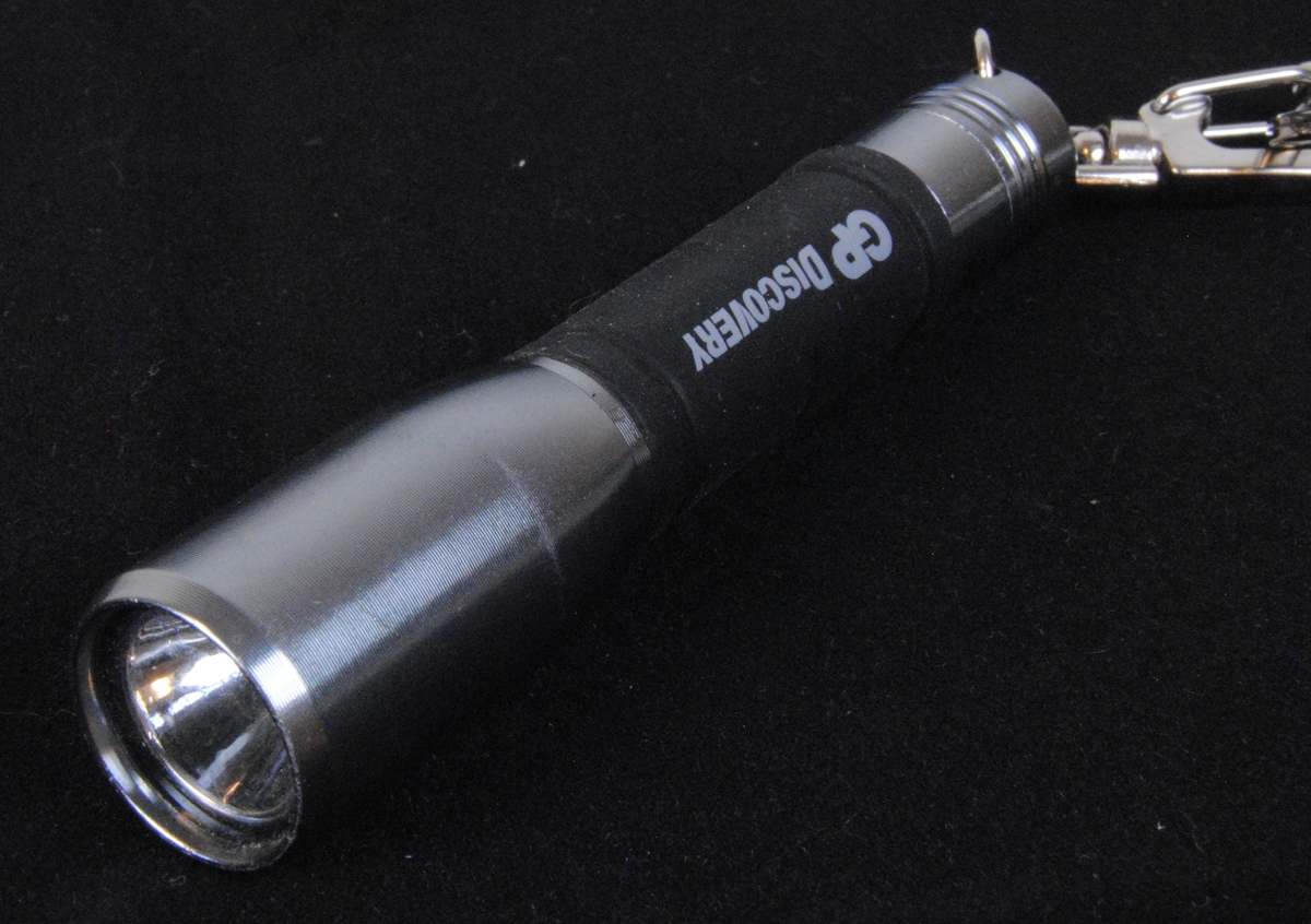 En liten LED ficklampa gjord av aluminium och med ett grepp av gummi. Ficklampan drivs av ett AAA batteri. Den hänger på en nyckelknippa.