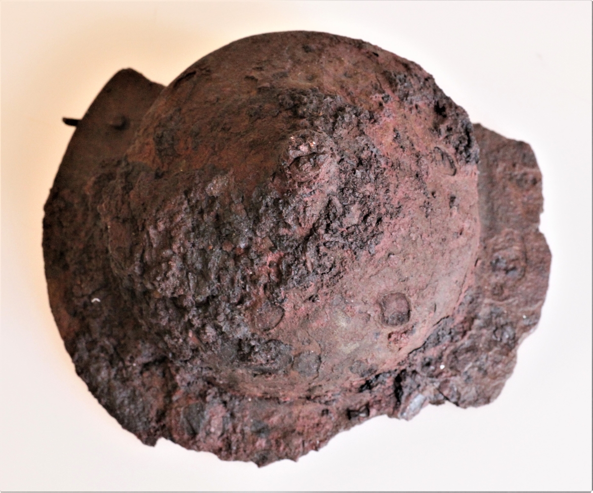 Skjoldbule i jern fra folkevandringstiden funnet i en gravhaug ved Gjerstad i 1882.