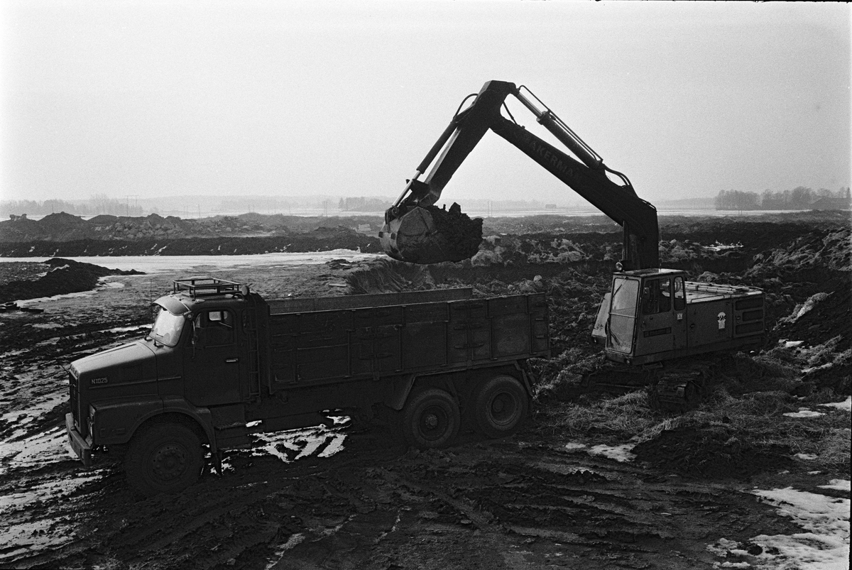 Lastning av lera vid Bergsbrunna Tegelbruks lertag i Skälby, Vaksala, Uppland 1984