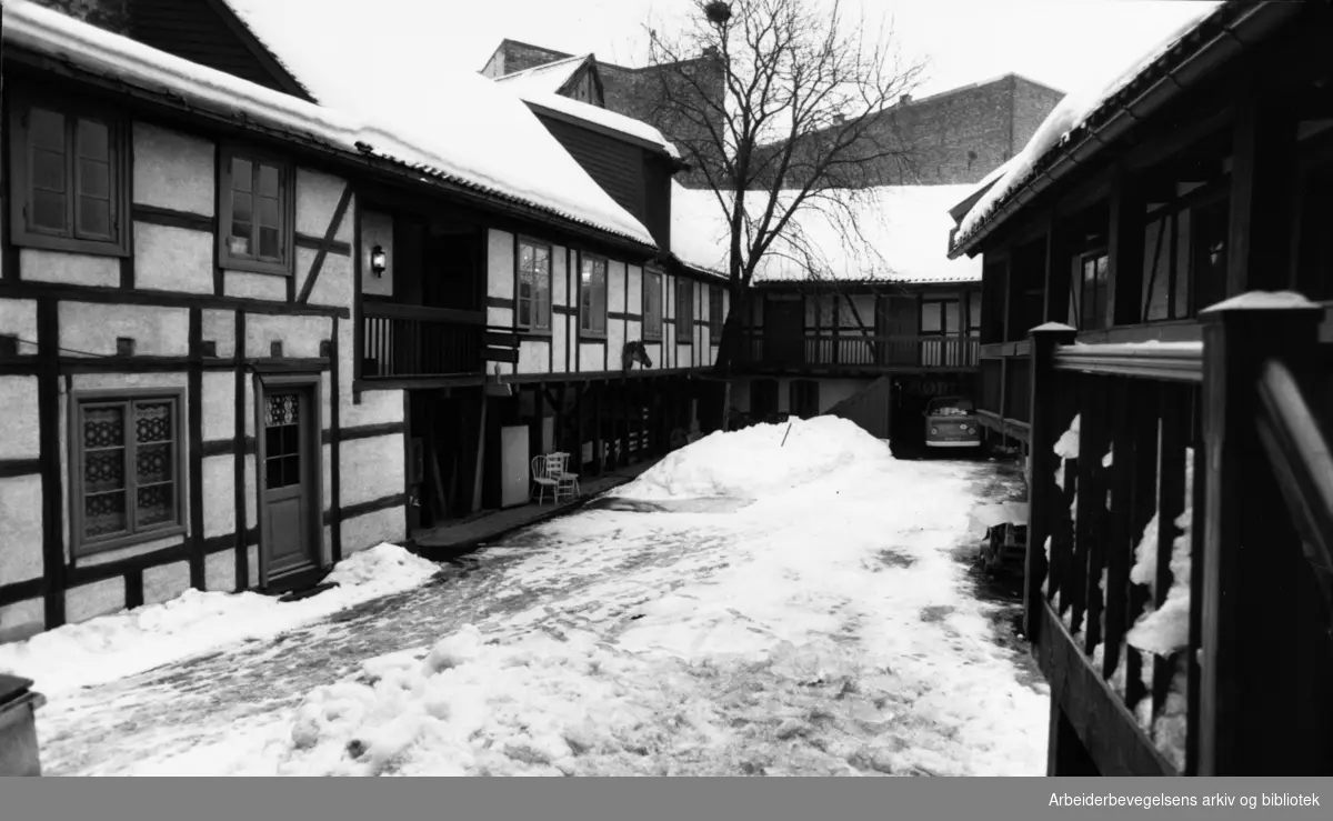 Brugata. Møbel-bakgården. Mars 1987