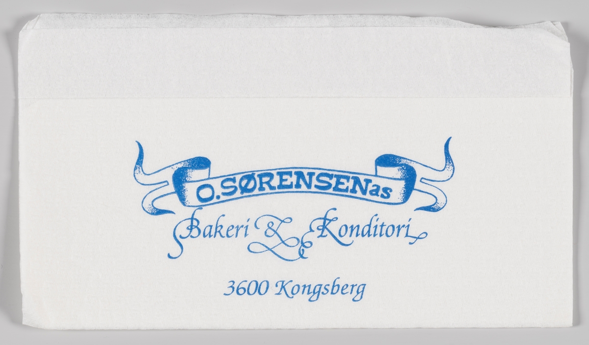 Et bølget bånd og reklametekst for O. Sørensens Bakeri og Konditori i Kongsberg.