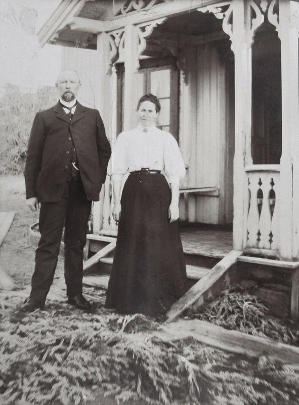 Anders og Karoline utenfor den første bestyrerboligen ca 1908.