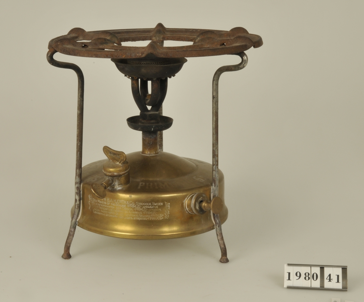 
Primuskök med behållare av mässing. Fotogenköket Primus konstruerades av ingenjör F:V. Lindqvist, 1892. Det här exemplaret använt till och med 1940.
