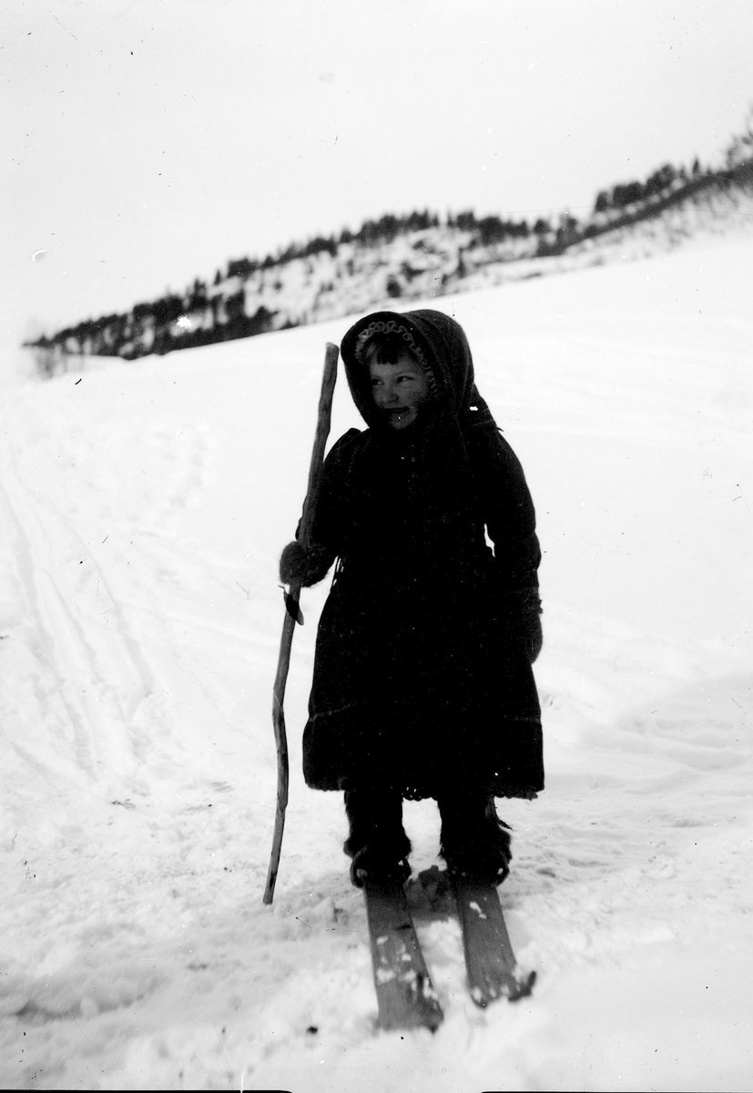 Fotoarkivet etter fotograf Aanund Olavson Edland. Barneportrett av Margit Nerisdatter Edland (Berget) på ski.