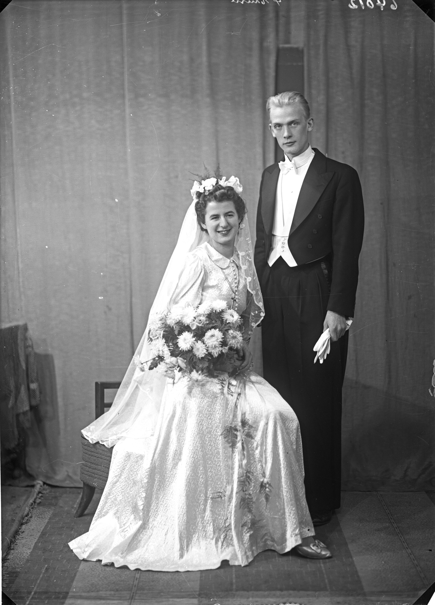 Portrett. Brudebilde. Ung kvinne i lys kjole med slør og mann i mørk smoking med hvit sløyfe. Brudepar. Bestilt av Hr John Horvard Hoa
