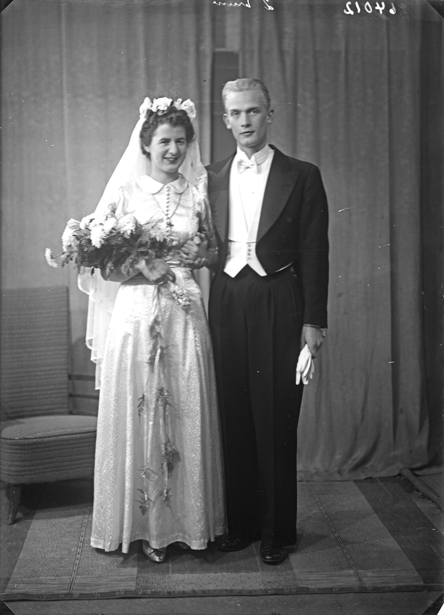 Portrett. Brudebilde. Ung kvinne i lys kjole med slør og mann i mørk smoking med hvit sløyfe. Brudepar. Bestilt av Hr John Horvard Hoa