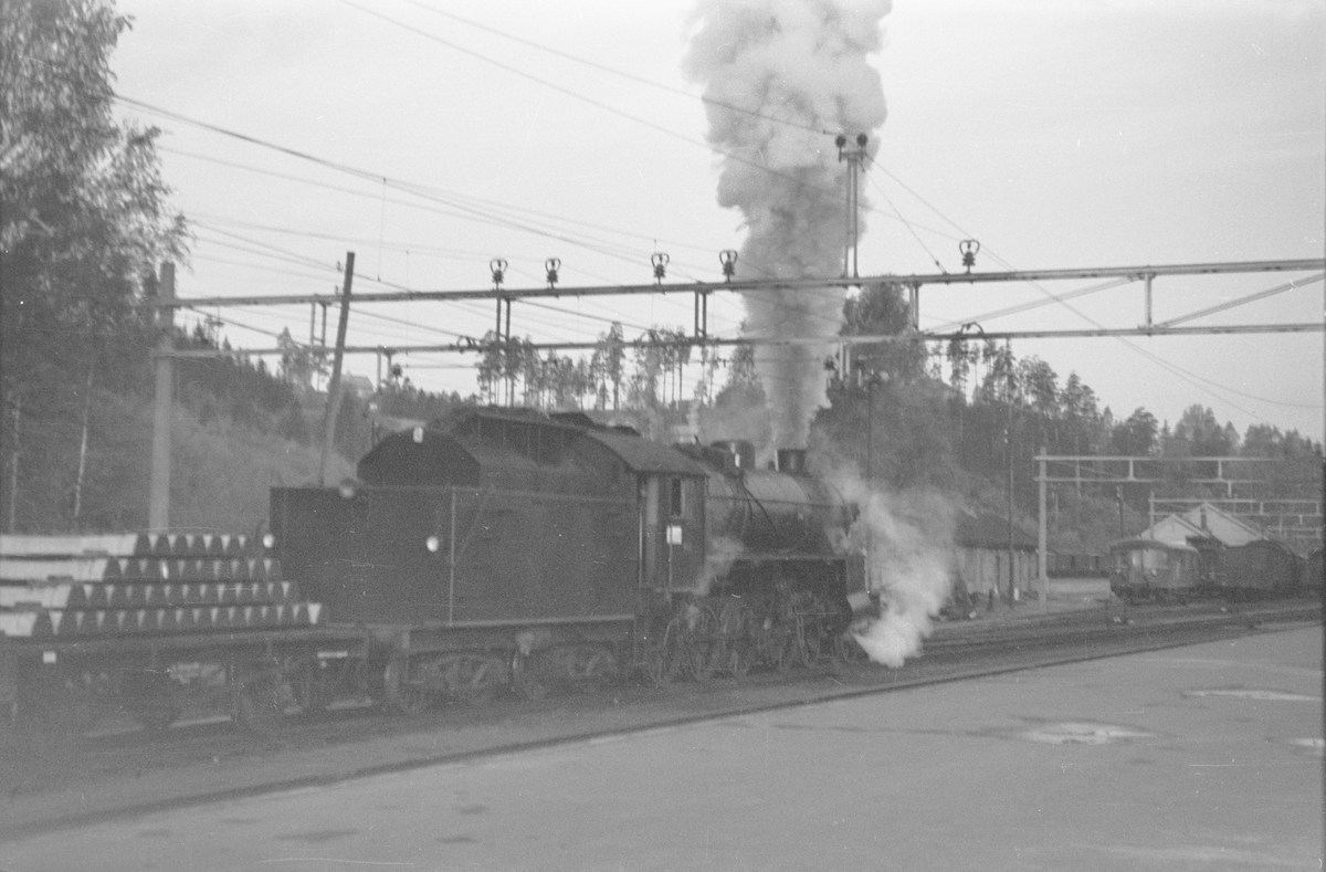 Damplokomotiv type 31b nr. 401 på Hønefoss stasjon.