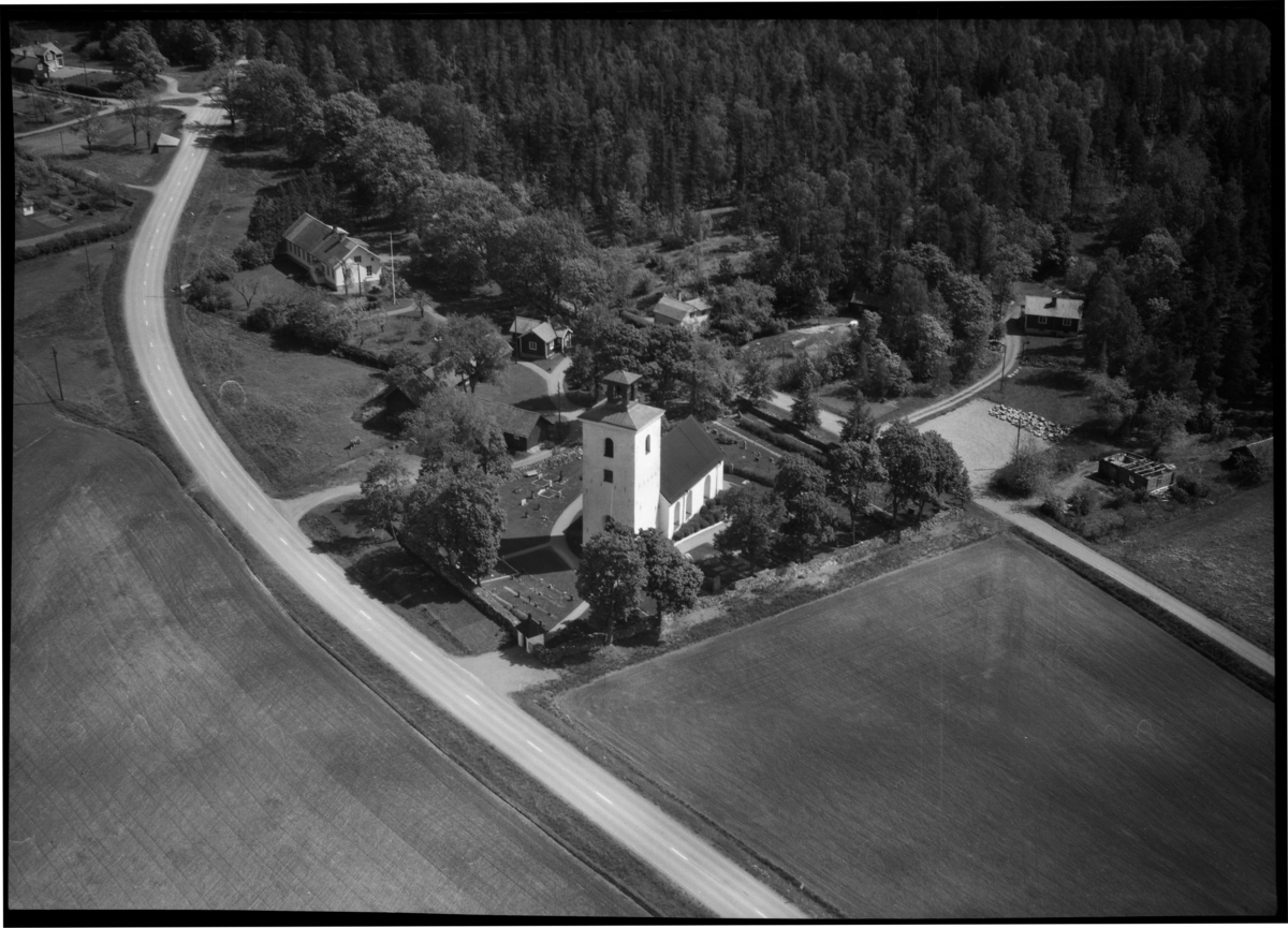 Flygfoto över Tillberga kyrka, Tillberga.