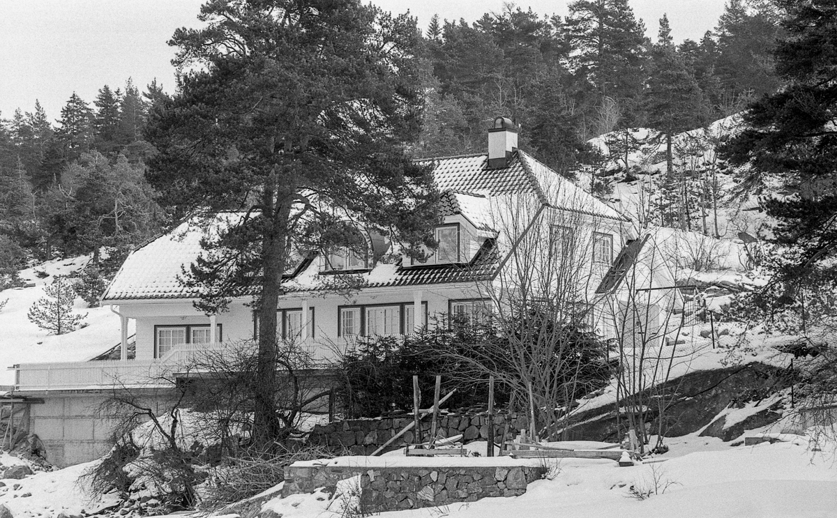 Fred Olsen og datterens sommerhus i Hvitsten. Nydelige villaer ved fjorden.