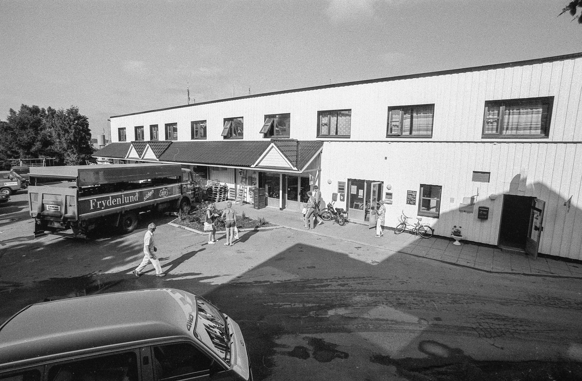Harald Osvolds eiendommer i Son sentrum. Kiwi-butikken ved brygga i Son.