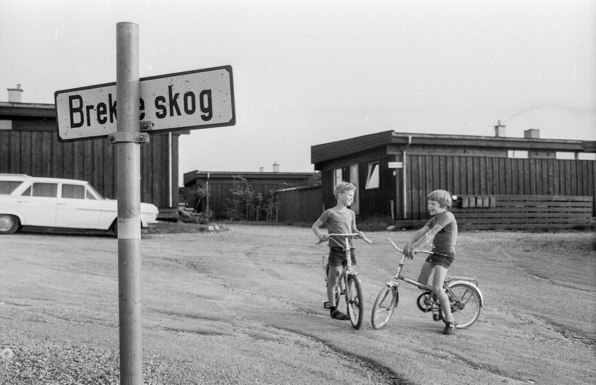 Brekkeskog Boligfelt. To gutter på sykler.
Fotograf: ØB Ukjent