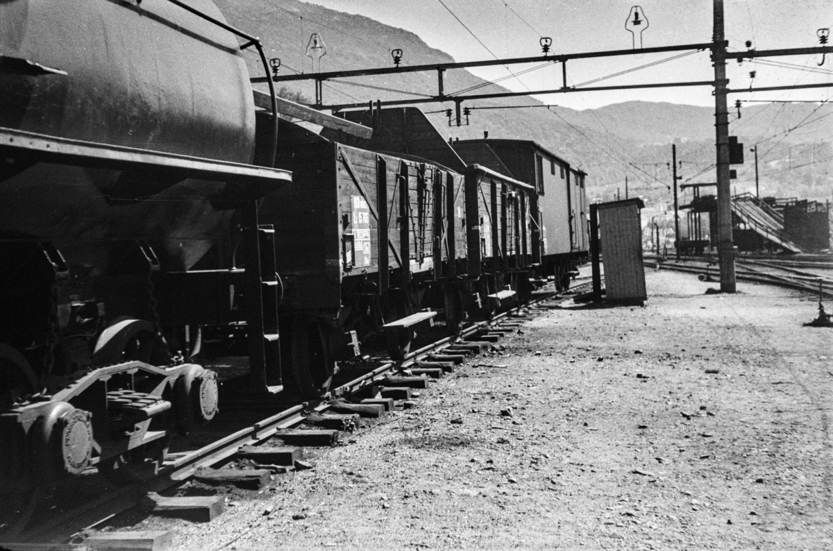 Godsvogner litra L 3 og Gfo 2 samt sprøytevogn  litra R nr. 2752, tidligere tenderen fra damplokomotiv type 49c nr. 472.