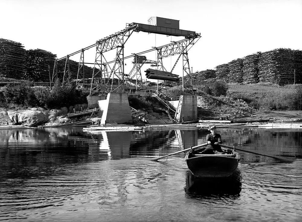 Eksempel på fotografi fra Borregaard-samlingen. Borregaard fabrikker med kran for opptak av sagtømmer, Opsund i Sarpsborg 1939.