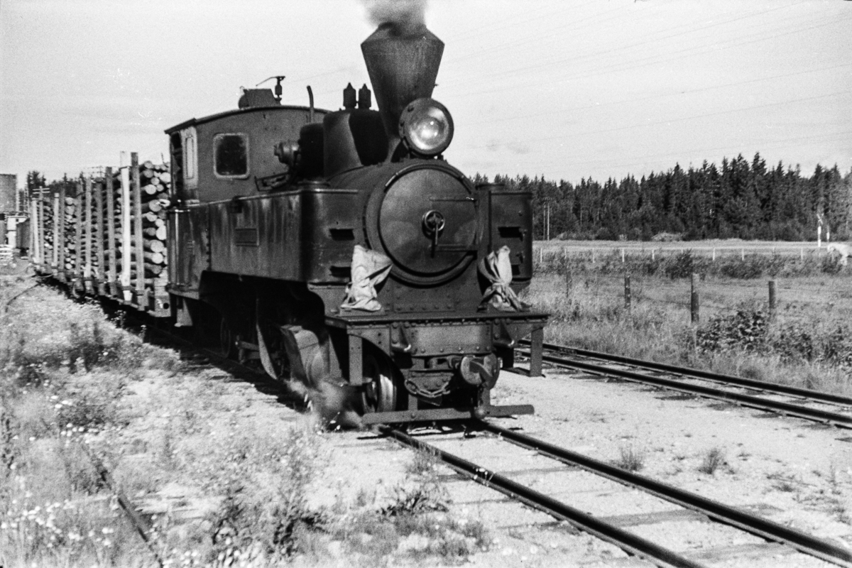 Aurskog-Hølandbanens damplokomotiv nr. 4 SETSKOGEN med blandet tog på Killingmo stasjon.