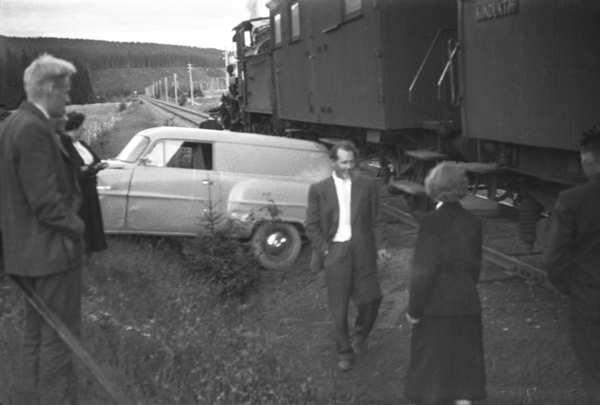 Persontog fra Namsos til Grong har støtt sammen med en bil på planovergangen ved Skogmo. Toget trekkes av damplokomotiv type 21c nr. 377.