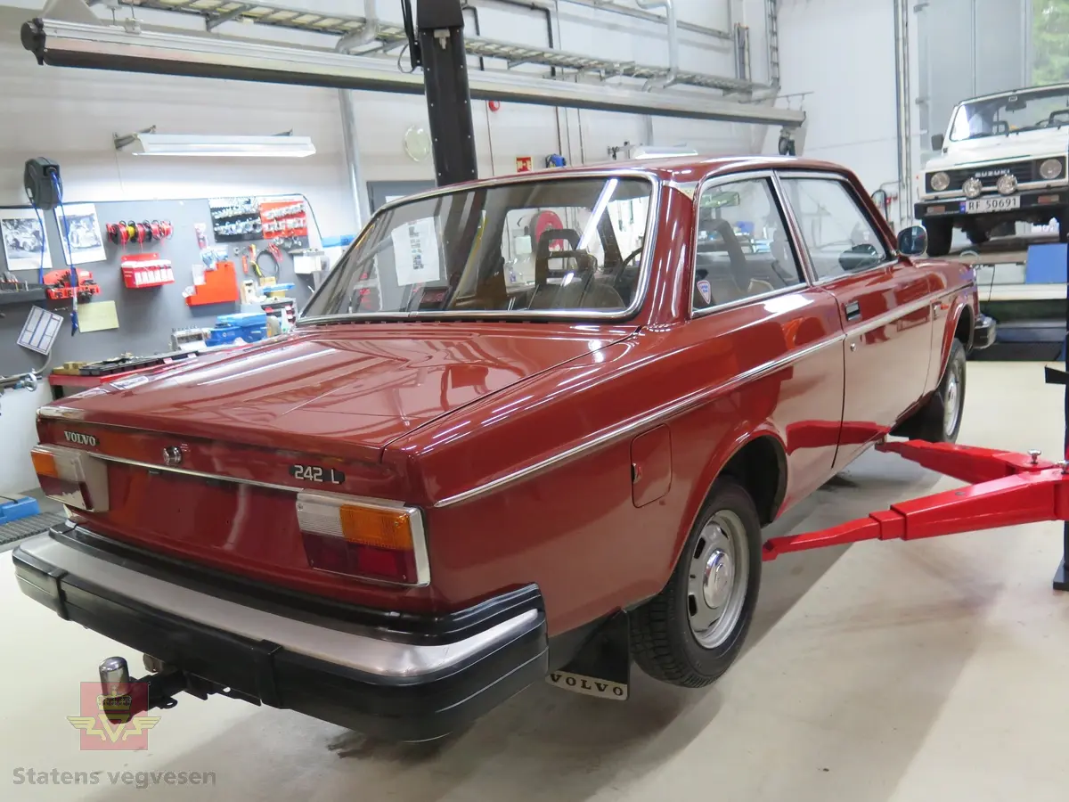 Volvo 242 L 1,9. 2-dørs rød brun personbil med svart, brunt og grått interiør. Bilen har bensindrevet 4-sylindret forbrenningsmotor, med overliggende kamaksel, EGR ventil og et sylindervolum på 1986 cm3. Effekt 97 Hk (72 kW). Typebetegnelse på motor er B19A. Drift på bakhjulene. Standard dekkdimensjon skal være 175 SR 14 rundt om. Felgene er 5 tommer brede.