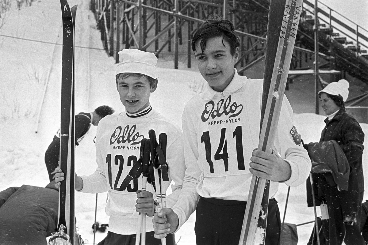 To gutter med startnummer og ski, NM i langrenn for junior, Holmenkollen. Fotografert februar 1969.