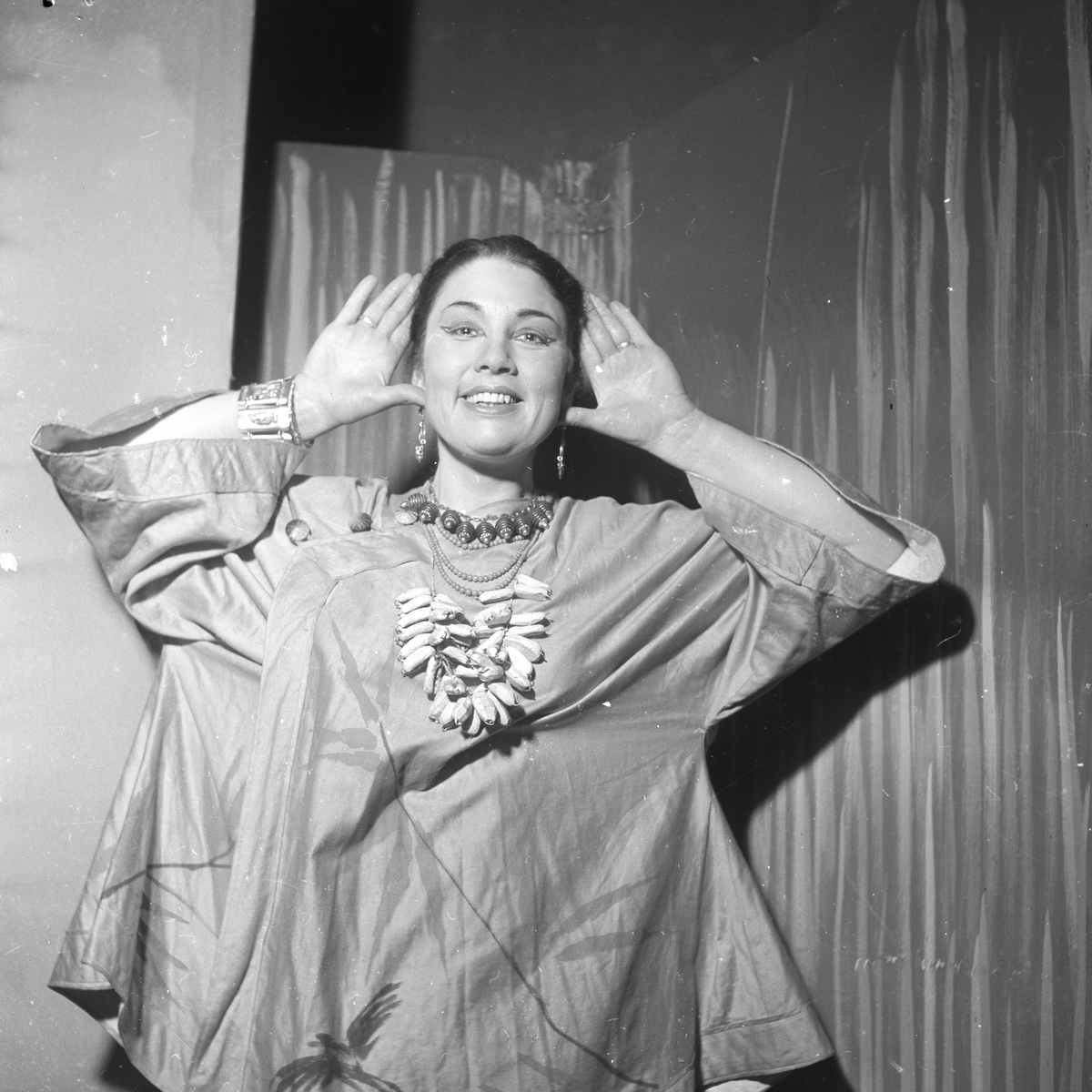 Fra oppsetning av musikalen "South Pacific" på Centralteatret med bla. Ingerid Vardund og Carsten Byhring. Fotografert 02.03.1954.