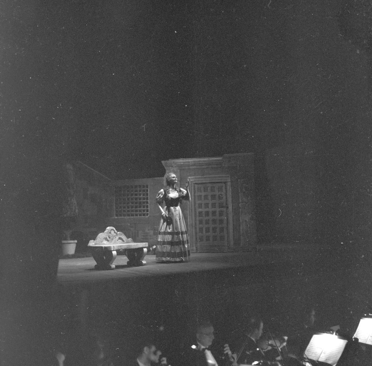 Fra forstillingen den italienske opera "Rigoletto" i Oslo. Fotografert 1958.