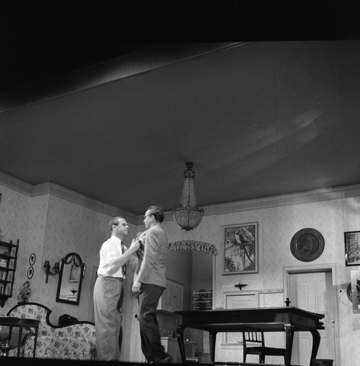 Oppsetning av "Begge eller ingen" på Centralteatret. Flere skuespillere sammen på scenen. Fotografert 21. september 1956.