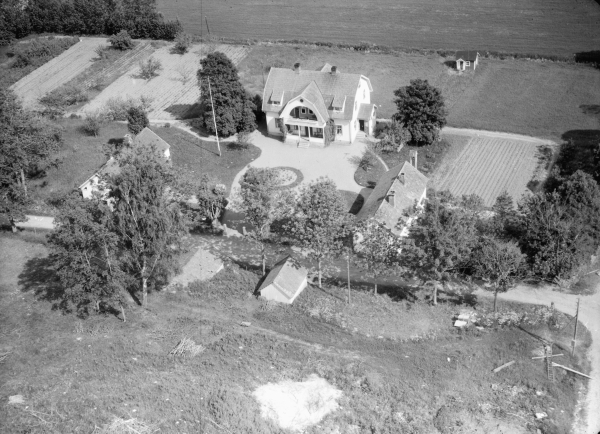 Flygfoto över Hällstorps gård i Jönköpings kommun. Nr K 352.