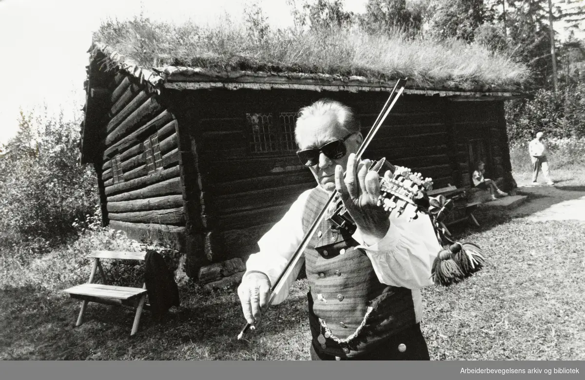 Bygdøy Folkemuseum. Odd Gulbrandsen spiller folkemusikk. 13. juli 1993