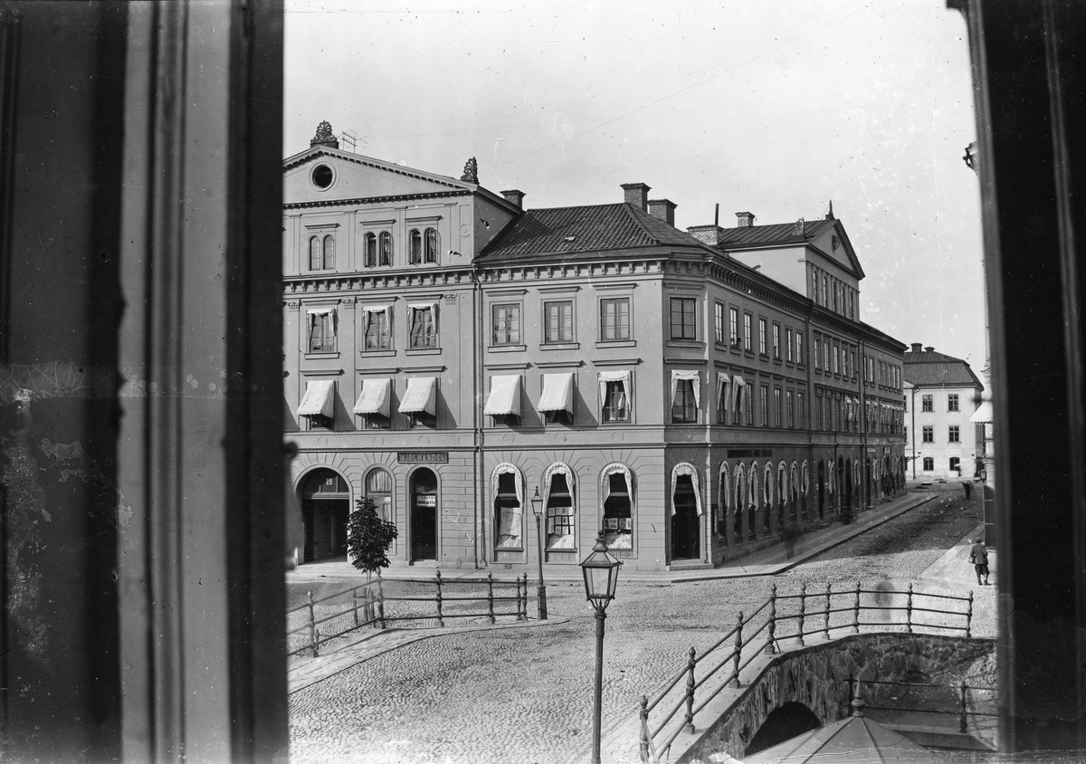 Korsningen Östra Ågatan - Drottninggatan, kvarteret Rådhuset, Uppsala före 1899