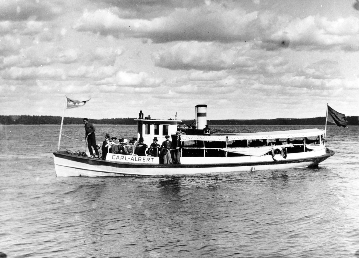Ångslupen Carl-Albert fylld med passagerare på sjön Mjörn.