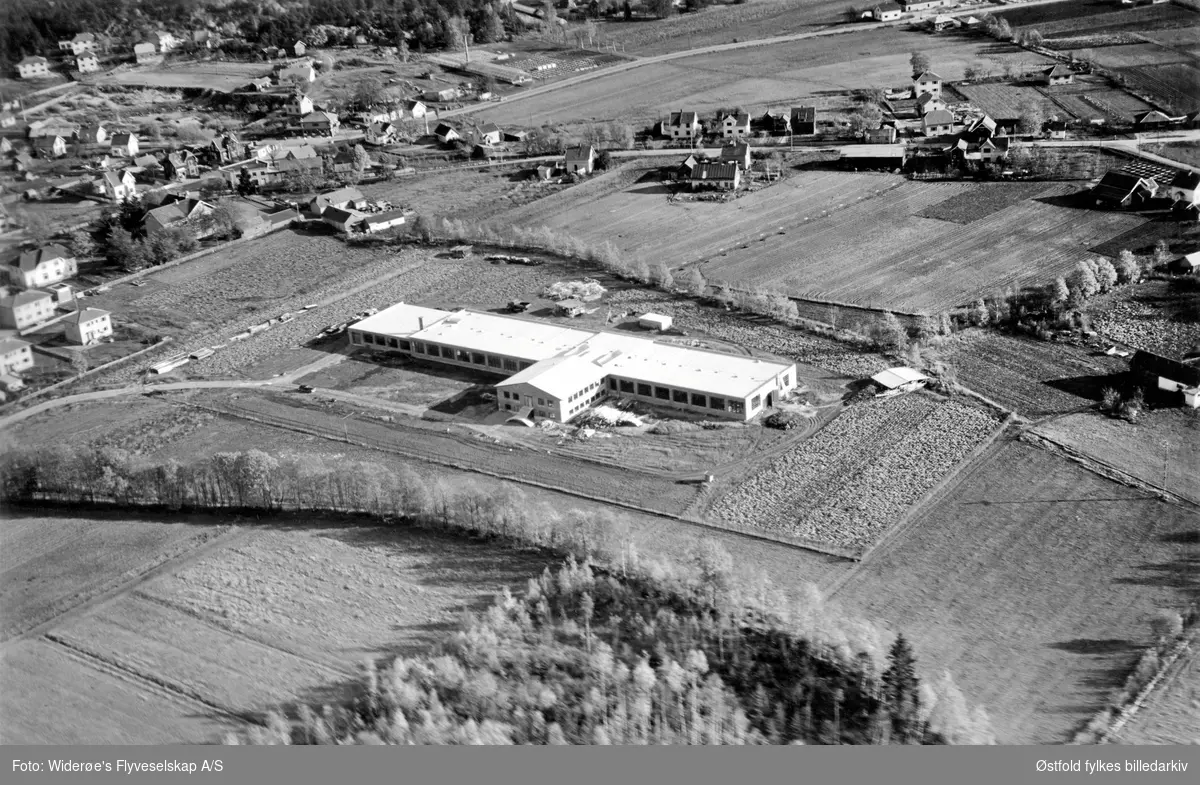 Flyfoto/skråfoto av Rosenvinge hengelåsfabrikk i Moss 1947.