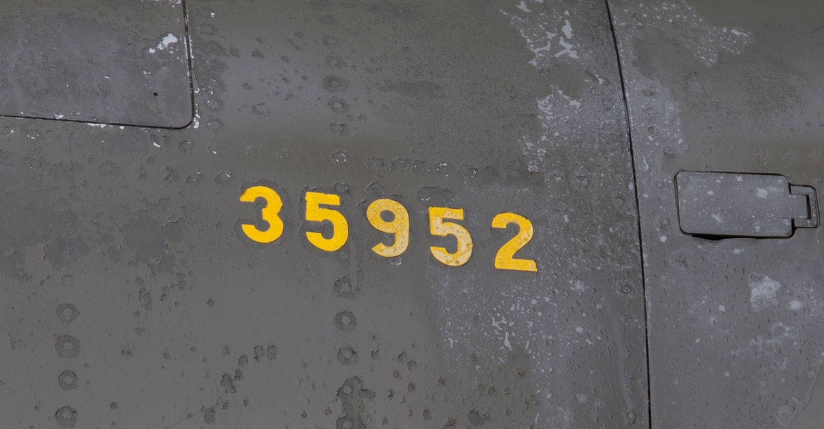 Spaningsflygplan, S 35E
Saab 35 Draken

Märkning: På framkroppen kronmärke och flottiljnummer 21; på fenan kodsiffra 67.