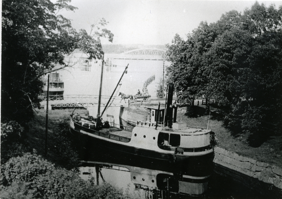 Kolbäck sn, Strömsholms kanal.
Lastångfartyget "Tomte-Mats".