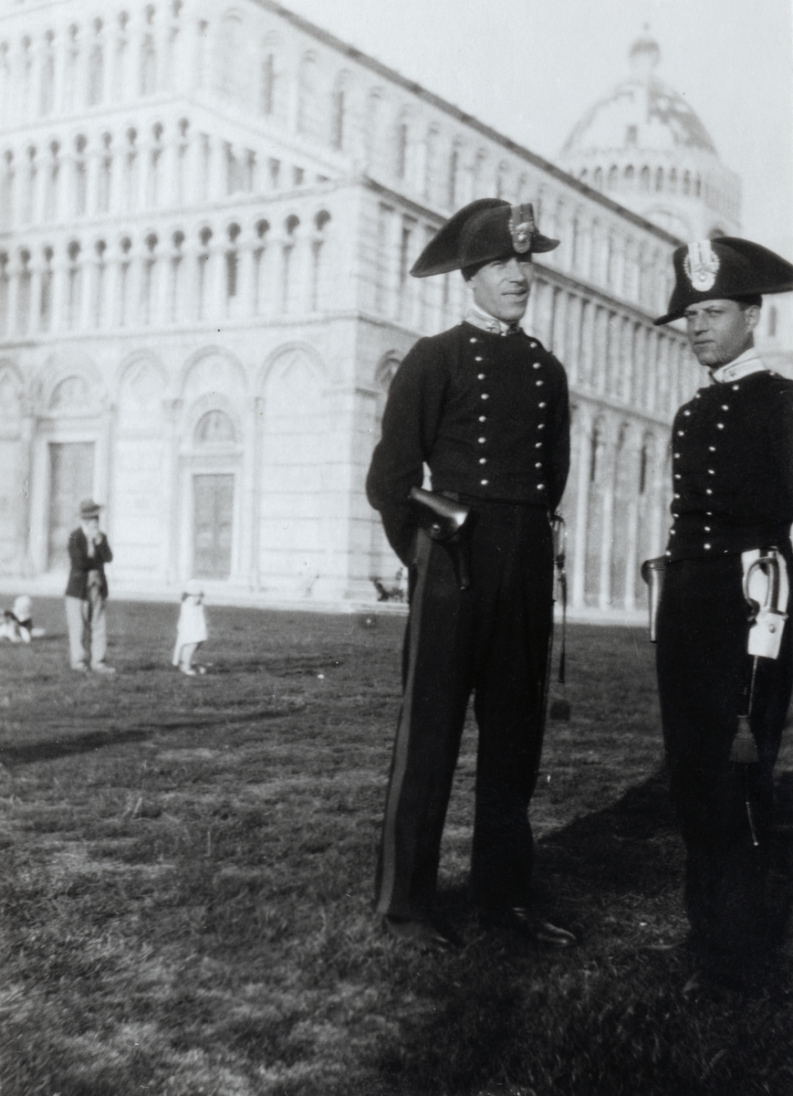 To Italienske vakter ved katedralen til "Det skjeve tårnet i Pisa".