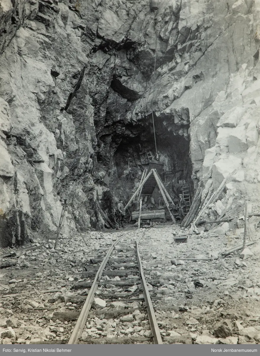 Fra byggingen av Sørlandsbanen. Ålekjær tunnel mellom Herefoss og Fidjetun: overhvelving