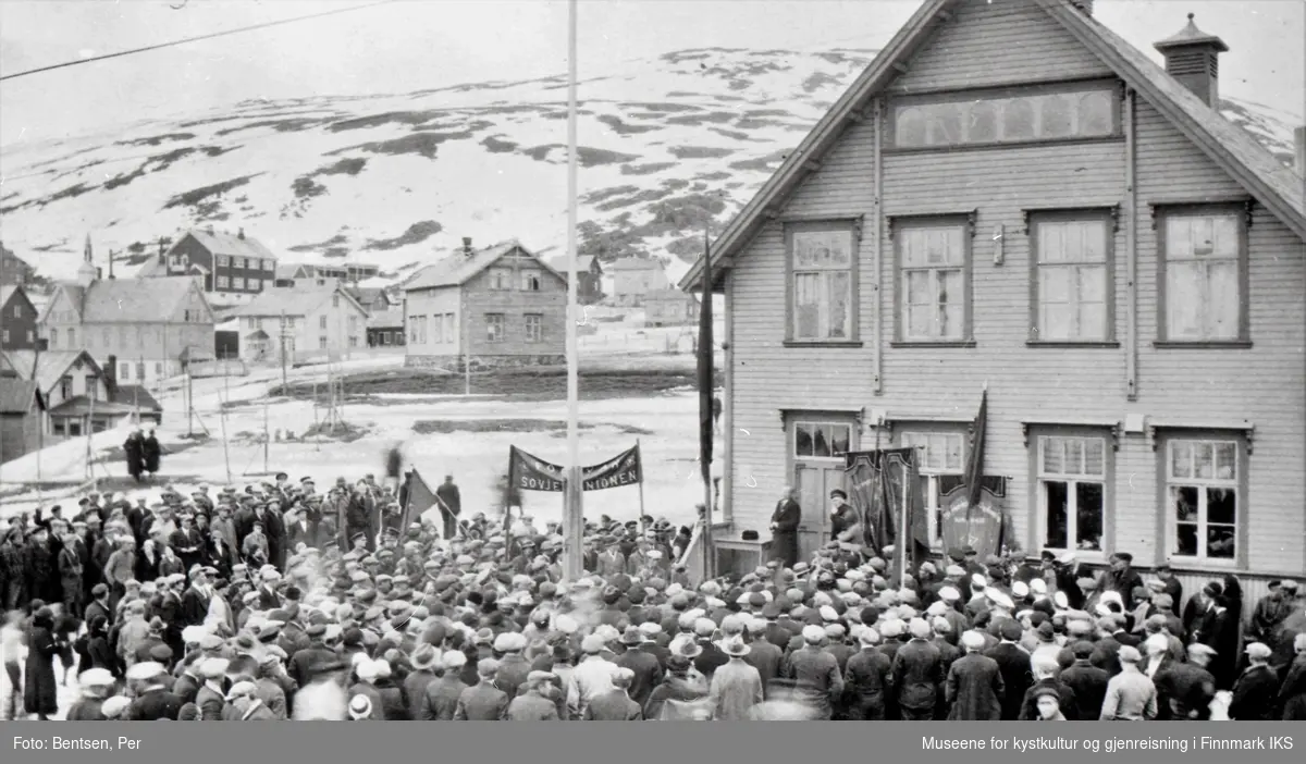 Honningsvåg. Mange tilhørere utenfor Turnlokalet under 1.mai-talen. Bak f.v. Tuberkulosehjemmet og Folkeskolen. 01.05.1934.