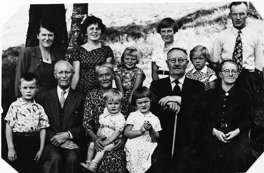 Familiefoto av Arne og Magnfrid Fjermestad og deira foreldre og ungane.