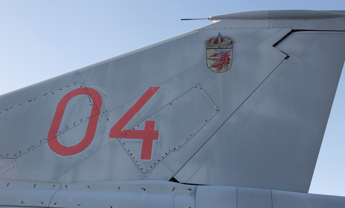 Jaktflygplan, J 35J
Saab 35 Draken

Märkning: På framkroppen kronmärke och flottiljnummer 10; på fenan kodsiffra 04 och Skånes landskapsvapen.