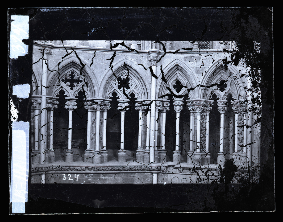 Parti i sør og sør-vest i triforiet i oktogonen i Nidarosdomen (felt 6 og 7). Gotisk skulptur og marmorsøyler, bygget etter 1328-brannen. Fotografert etter restaurering.