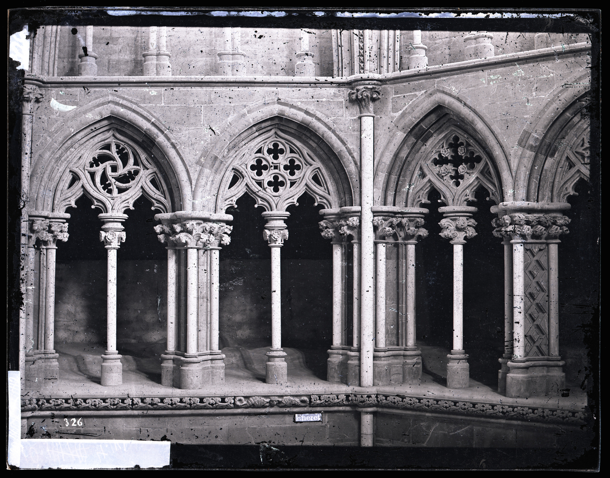 Parti i nord-øst og øst i triforiet i oktogonen i Nidarosdomen (felt 3 og 4). Gotisk skulptur og marmorsøyler fra etter 1328-brannen. Fotografert etter restaurering.