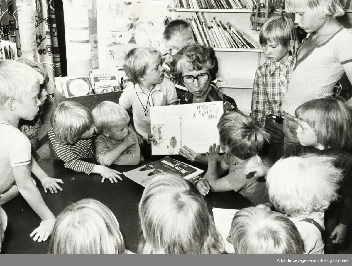 Deichmanske Bibliotek. Torshov filial. Bibliotekar Grethe Nordby forteller eventyr til barna. August 1976